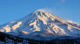 نمای قله دماوند از دل کویر مرنجاب