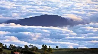 (ویدئو) طبیعت زیبای روستای فیلبند بر فراز اقیانوسی از ابر