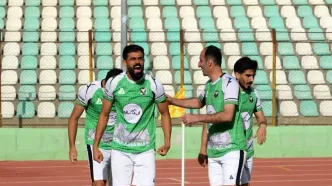 پوستر باشگاه خیبر با چهره کاپیتان پرسپولیس و برادرش