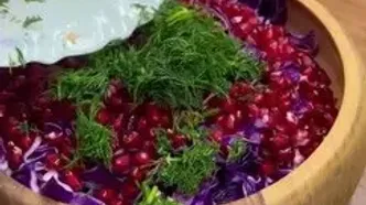 طرز تهیه سالاد کلم و انار با سس مخصوص