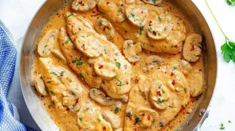 طرز تهیه خوراک مرغ و قارچ خامه‌ ای؛ یک غذای خوشمزه و ساده برای شام