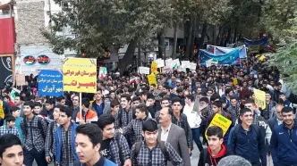 راهپیمایی  ۱۳ آبان امروز هم‌زمان با سراسر کشور در شهرهای مختلف لرستان آغاز شد.