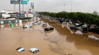 عکس | سیل هم مانع تعصب به باشگاه محبوبش نشد