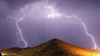 عکس| نمایی زیبا و شگفت‌انگیز از صاعقه در دل کویر