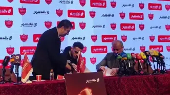 لحظه عقد قرارداد دو ساله اورونوف با باشگاه پرسپولیس