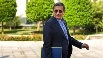 همتی: در روزهای آینده مردم خواهند دید که ثبات را به اقتصاد برمی‌گردانیم / یکی از دلایل اصلی التهابات در بازار ارز، چندنرخی بودن، رانت، فساد و سفته‌بازی است که در آن رخ می‌دهد/ حتماً فساد و رانت ناشی از چندنرخی بودن ارز را جمع خواهیم کرد