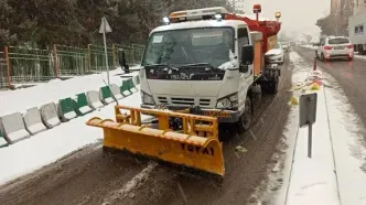 فعالیت نیروهای خدمات شهری از ساعت ۴ صبح همزمان با شروع بارش برف در مناطق شمالی