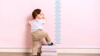 چه علائمی نشان می‌دهد کودک آماده از پوشک گرفتن است؟