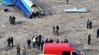 لحظه بیرون آوردن مسافران نجات یافته از سقوط هواپیمای آذربایجانی