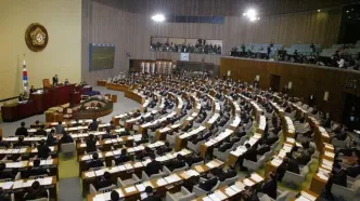 ادامه بررسی استیضاح وزیر اقتصاد در جلسه نوبت عصر مجلس