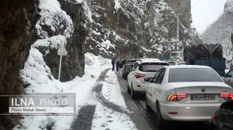 بارش برف جاده چالوس و آزادراه تهران - شمال را لغزنده کرد/رانندگان با احتیاط تردد کنند