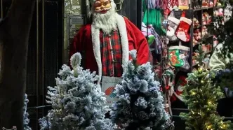 رسوم عجیب کریسمس در جهان؛ از شام کرم سرخ شده تا تزئین درخت با تار عنکبوت + عکس