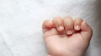 ببینید | نجات نوزاد پسر از داخل یک گونی در کنار خیابان