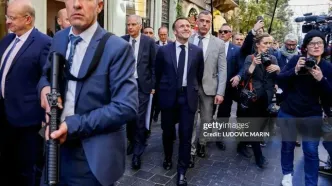 خیابان‌گردی مکرون با محافظان خبرساز شد + ببینید