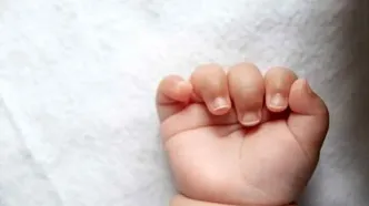 فیلم نجات یک نوزاد از داخل یک گونی در کنار خیابان