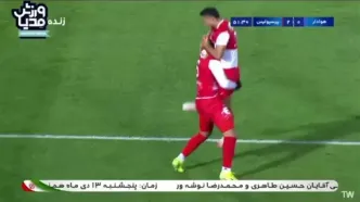 صحنه تماشایی گل دوم پرسپولیس به هوادار