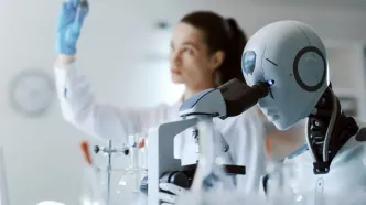 هوش مصنوعی چه کسانی را بیکار می‌کند؟ چهار گروه کاری آسیب پذیر کدامند؟