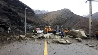 ریزش کوه در جاده چالوس / بخشی از راه ارتباطی تخریب شد