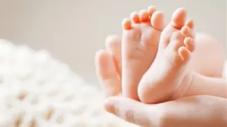 این زن در یک وضعیت عجیب بچه‌دار شد/ عکس