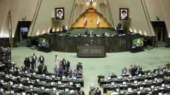 پهن کردن طومار در صحن علنی مجلس برای ابلاغ قانون حجاب و عفاف + فیلم