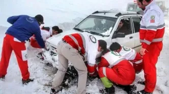 نجات ۱۵ خودرو گرفتار بهمن توسط پلیس