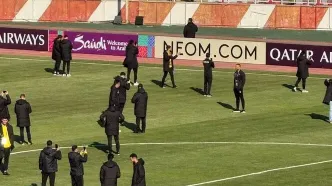بازیکنان الخالدیه از دیدن هواداران تراکتور شگفت‌زده شدند