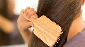 چه عادات روزمره‌ای باعث ریزش مو می‌شود؟