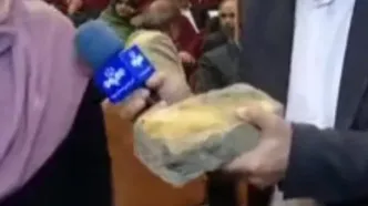 ببینید |  حضور خبرنگار با آجر در حاشیه مراسم دیدار پزشکیان با خیران!