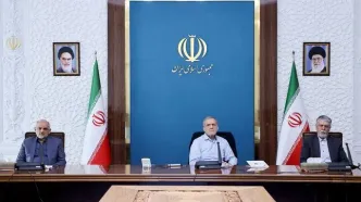 تصاویر عباس عبدی و هادی خانیکی در جلسه مهم دولت