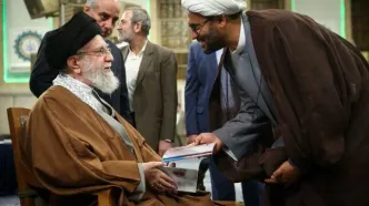 امشب؛ اشک‌های رهبر انقلاب هنگام خواندن شعر
