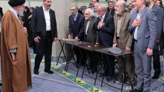 تصاویری از تقدیم آثار شعرا و نویسندگان به رهبر انقلاب