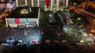 تجمع معترضان به بازداشت امام اوغلو مقابل شهرداری استانبول