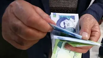 تعیین دستمزد کارگران در سال ۱۴۰۴: حقوق به تورم می‌رسد؟