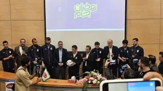توپ دربی ۱۰۵ به آسایشگاه کهریزک رسید؛ فوتبال در خدمت مهربانی!