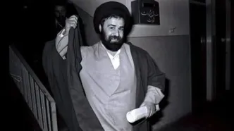 عکسی از اقامه نماز رهبری بر پیکر احمد خمینی