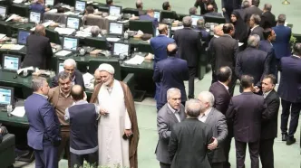 (ویدئو) تندروهای مجلس دست به کار شدند؛ امضای طومار حمایت از قانون عفاف و حجاب