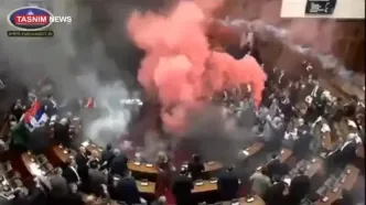 ببینید| تنش در پارلمان صربستان به پرتاب بمب دودزا ختم شد