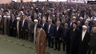 لحظاتی از اقامه نماز عید سعید فطر به امامت حضرت آیت‌الله خامنه‌ای