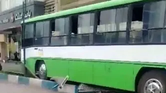 سرقت اتوبوس توسط نوجوان کم‌‌توان ذهنی و تصادف شدید با چند اتومبیل