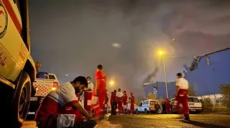 اطفا حریق اسکله شهید رجایى با استفاده از کیسه‌هاى پودر
