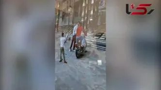 فیلم لحظه عجیب حمله ۳جوان موتور سیکلت سوار به یک پاکبان در بهبهان