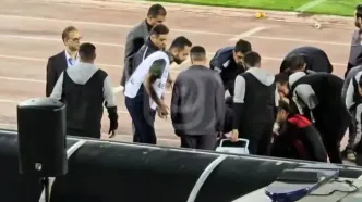 مدافع سپاهان به بیمارستان منتقل شد + ویدیو
