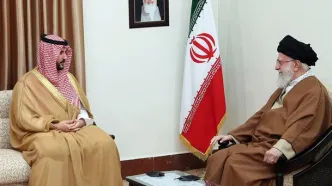 عکسی از لحظه تقدیم پیام پادشاه عربستان به رهبر انقلاب توسط برادر محمد بن سلمان