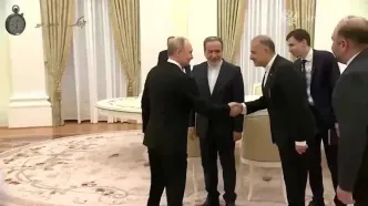 نحوه دست دادن و زبان بدن پوتین و عراقچی در ملاقات با هم