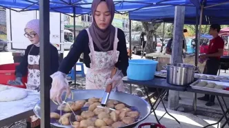 ببینید؛ غذای خیابانی در مالزی؛ پخت دونات، شیرینی و کوری پاف در کوالالامپور