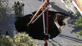 یک کامیون در زمین فرورفت