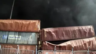 تخمین زده می‌شود بیش از ۱۰ هزار کانتینر در بندر رجایی سوخت