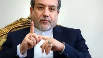 عراقچی در ساختمان تخریب‌شده وزارت خارجه + عکس