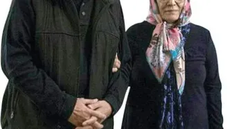 علی نصیریان: همسرم فرش نفیسی را که جهیزیه اش بود فروخت تا من بتوانم به فستیوال آتن بروم/ بعد از فوتش سه روز اشک چشمم خشک نشد