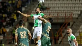 لحظه خشک کردن چمن ورزشگاه تختی؛ دیدار خیبر و شمس آذر قزوین امروز